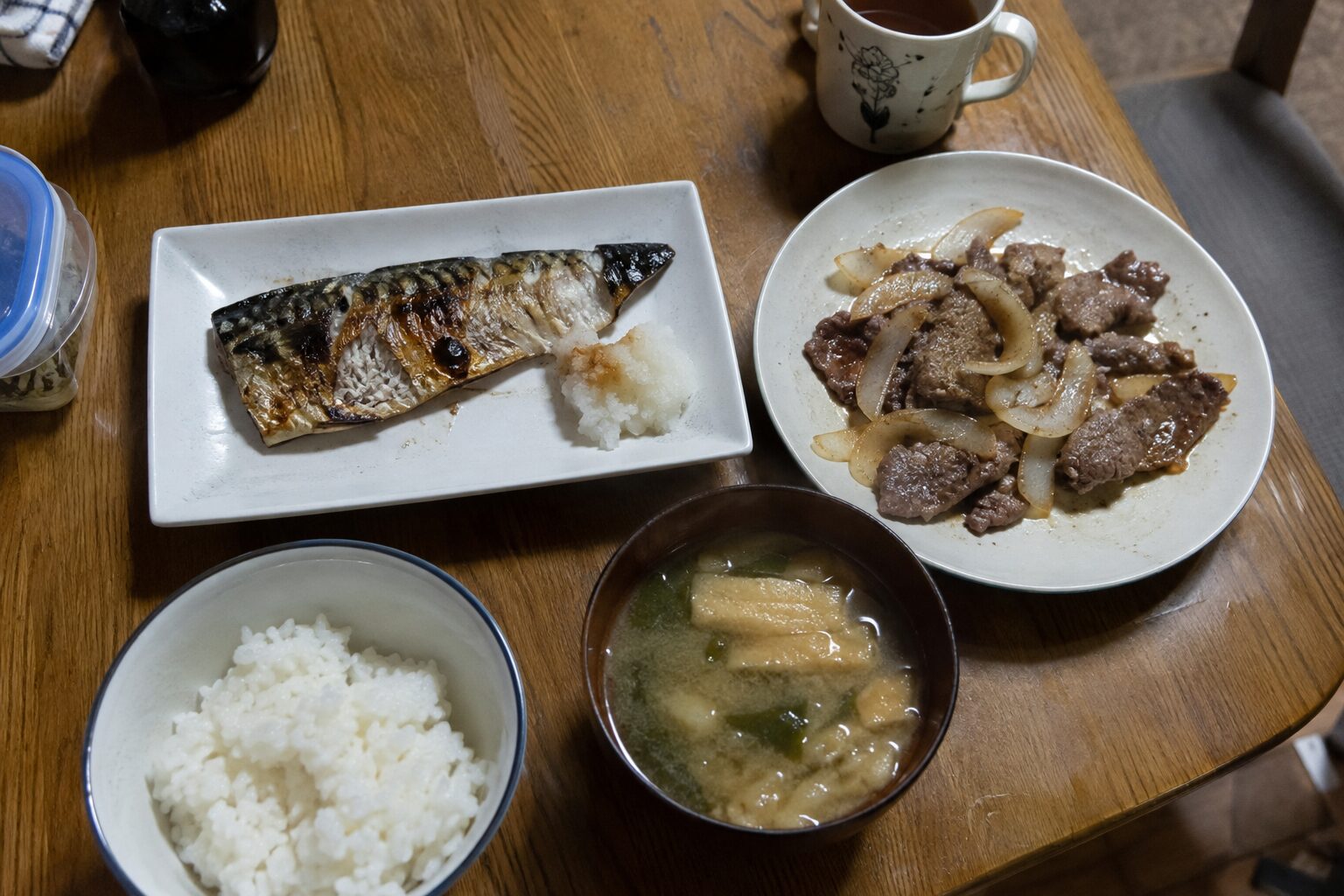肉料理と魚料理、それぞれのおいしさを楽しむ食卓