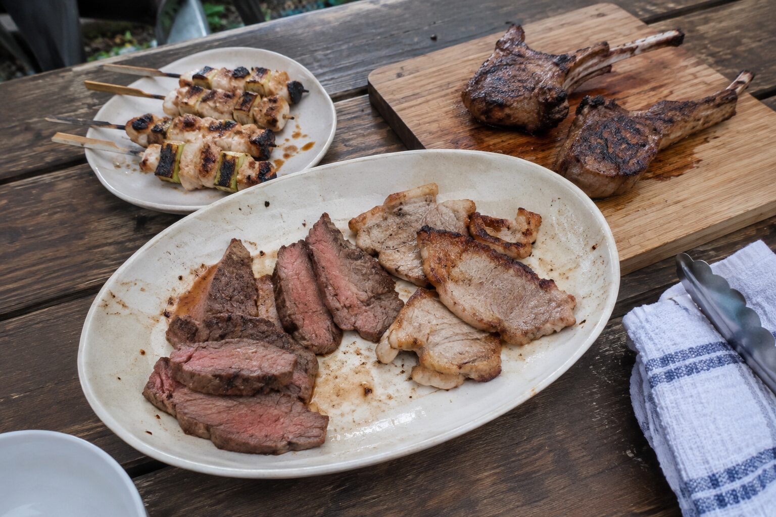 牛肉と豚肉のグリル、焼き鳥、ラムチョップを囲むバーベキュー