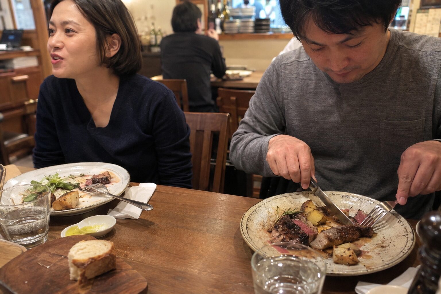 肉の好みを尊重しながら食事を楽しむふたり
