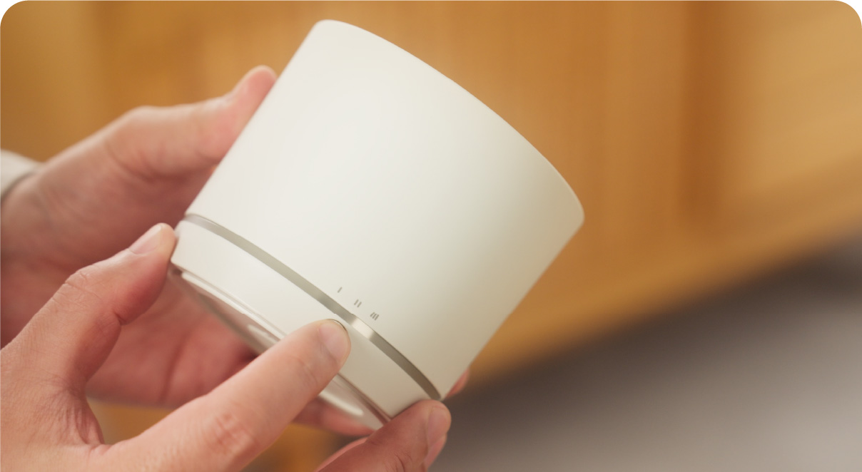 エレキソルト カップの底蓋側のスイッチを押す様子