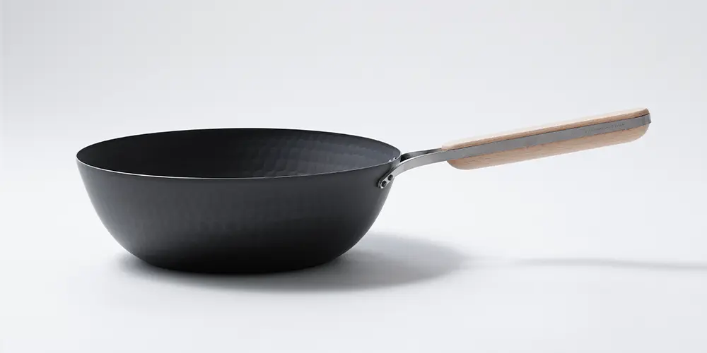 和平フレイズenzo鉄中華鍋26cm en-012。槌目模様の鉄の本体と木製ハンドル