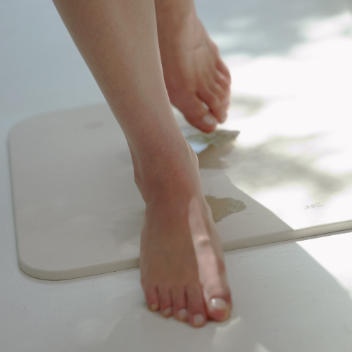soil BATH MAT lightへ足を乗せた場面