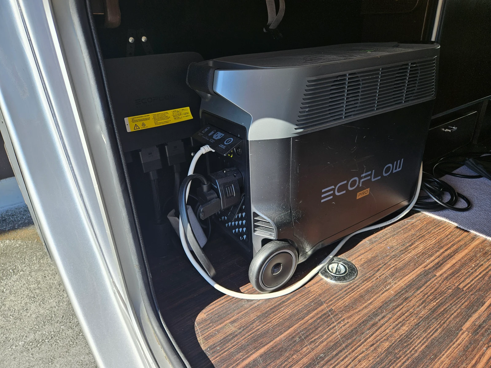 TOM200の荷室側に置いた初代EcoFlow DELTA Proと、その横に設置した800Wオルタネーターチャージャー
