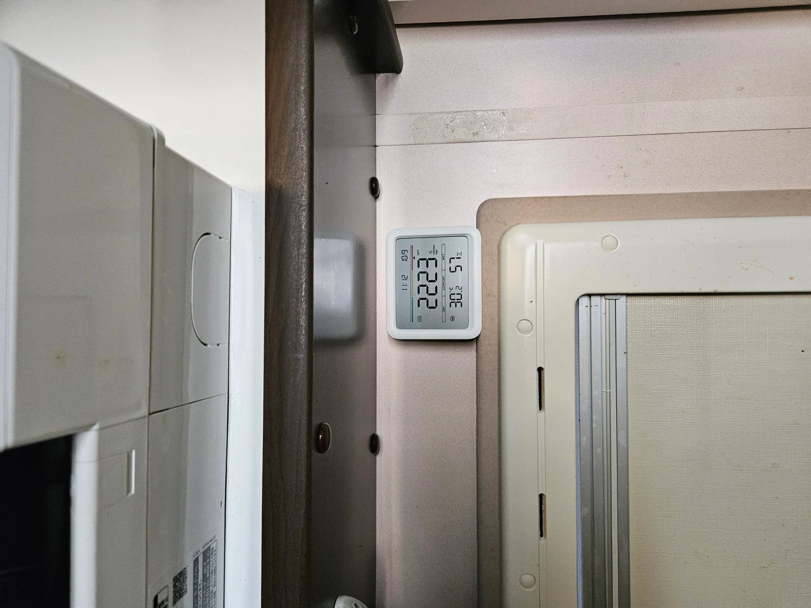 エアコン付近に置いた車内の温度計。写真では下段に室温30.2℃、湿度57%を表示