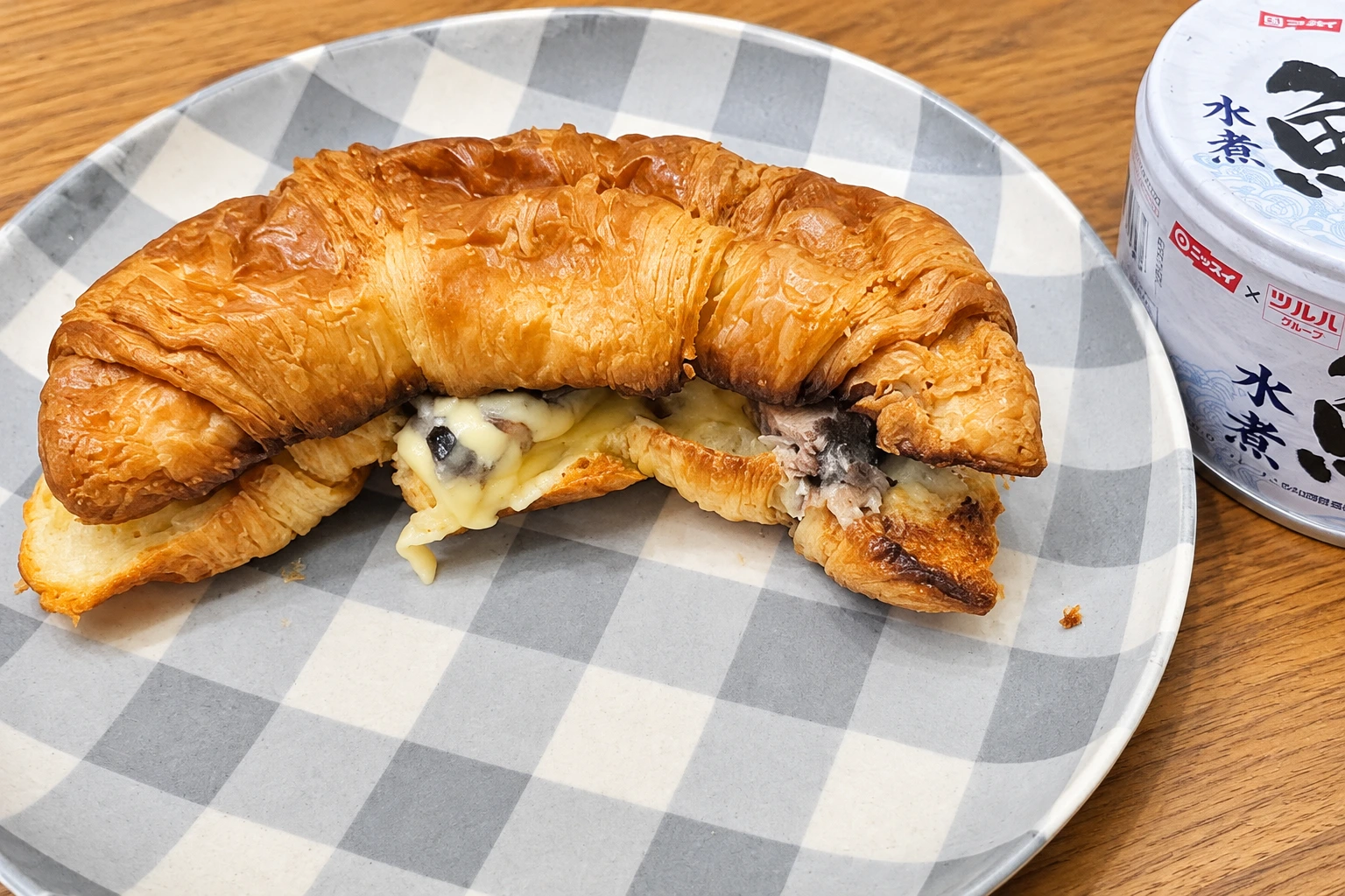 わが家で作った鯖水煮缶とチーズ入りのKOUBOクロワッサンサンド