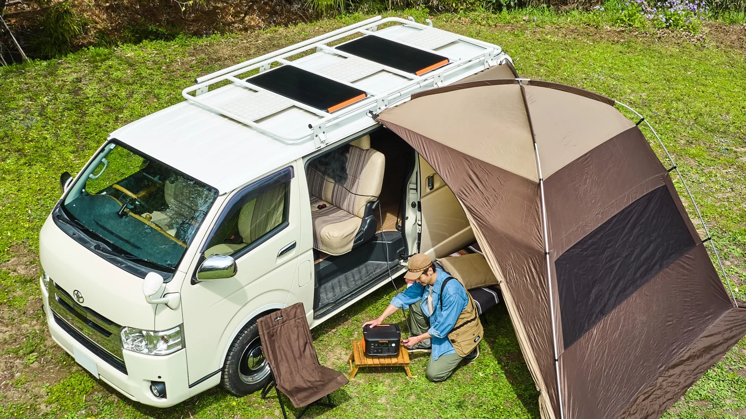 Jackery公式の車両ルーフに固定式ソーラーパネルを設置した例